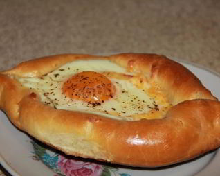 Хачапури лодочка с сулугуни и яйцом по аджарски