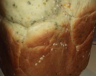 Хлеб белый с вялеными помидорами