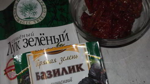 хлеб белый с вялеными помидорами