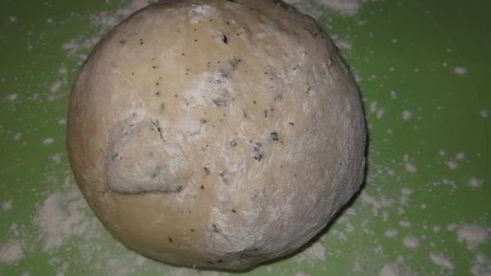 хлеб белый с вялеными помидорами