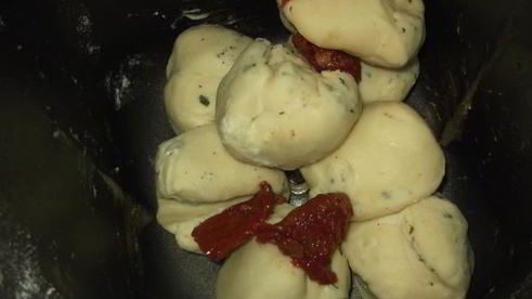 хлеб белый с вялеными помидорами