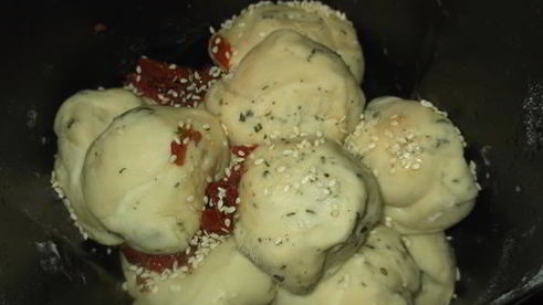 хлеб белый с вялеными помидорами