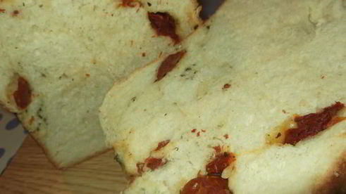 хлеб белый с вялеными помидорами