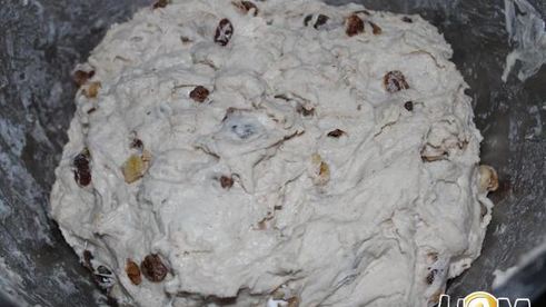 хлеб с орехами и изюмом