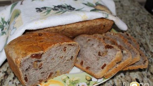 хлеб с орехами и изюмом