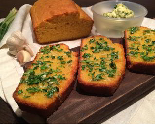 Кукурузный хлеб с зеленью и чесноком