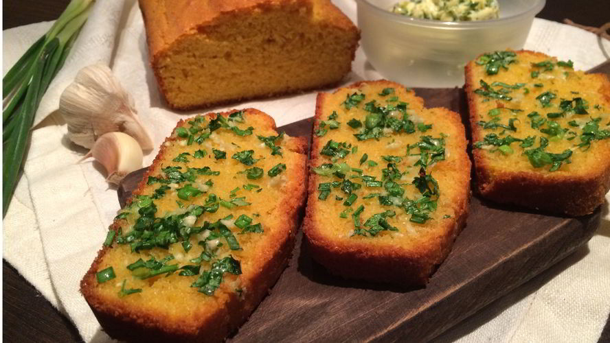 Рецепт кукурузного хлеба с зеленью и чеснокома