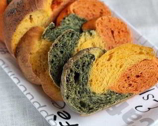 Оригинальный трехцветный хлеб