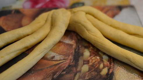 пасхальный плетеный сладкий хлеб шесть волокон