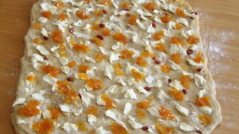 плетеный хлеб с ягодами годжи