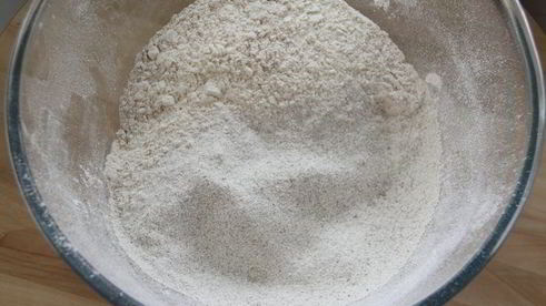 плетеный хлеб с ягодами годжи