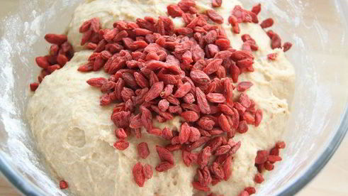 плетеный хлеб с ягодами годжи