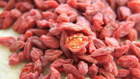 плетеный хлеб с ягодами годжи