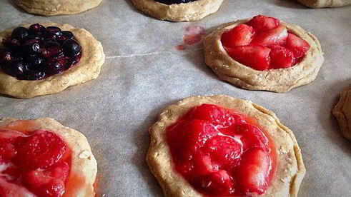 постные ржаные мини-галеты с ягодами