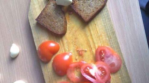 жареный хлебушек с помидорами