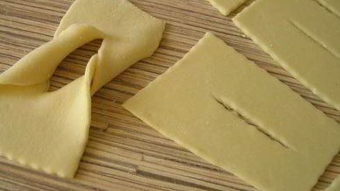 хворост с кукурузной мукой