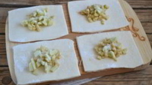 конвертики из слоеного теста с начинкой