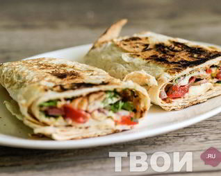 Хрустящий лаваш с сыром и помидорами