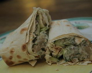 Лаваш с копченой скумбрией, огурцом и хреном