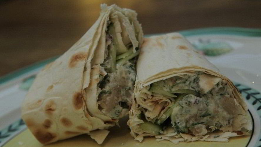 Рецепт лаваша с копченой скумбрией, огурцом и хреном