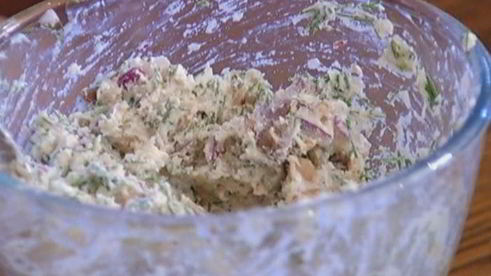 лаваш с копченой скумбрией, огурцом и хреном