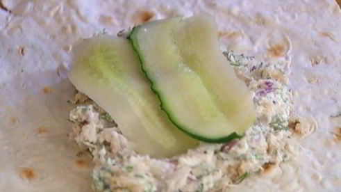 лаваш с копченой скумбрией, огурцом и хреном