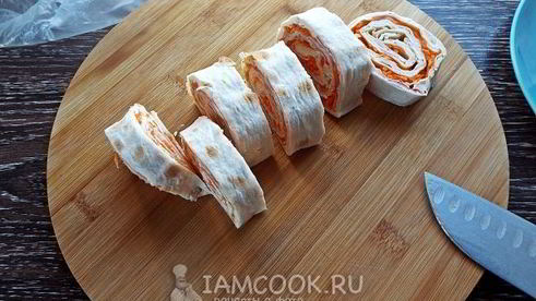 лаваш с крабовыми палочками и корейской морковкой