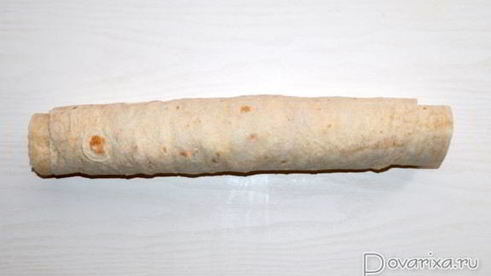 лаваш с мясопродуктами и огурцами