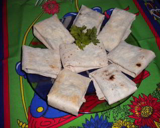 Печеный лаваш с сыром, чесноком и зеленью