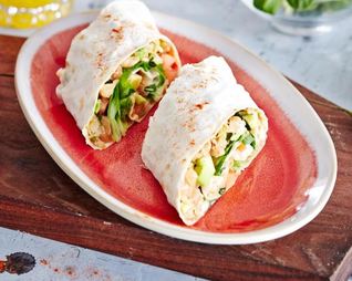 Рулеты из лаваша с салатом из фасоли и авокадо