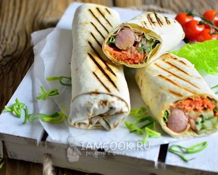 Сосиска в лаваше с корейской морковкой
