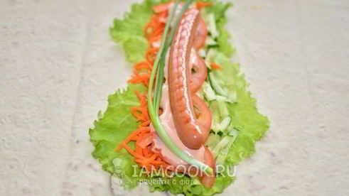 сосиска в лаваше с корейской морковкой