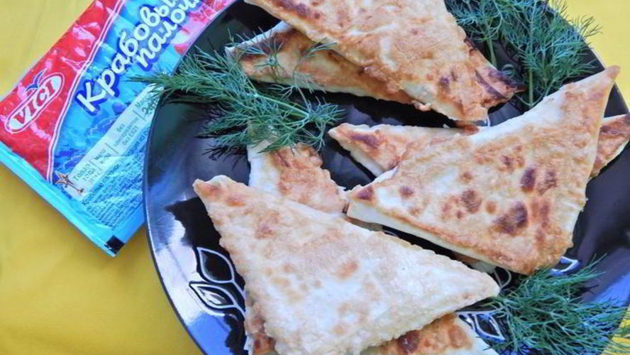 Рецепт закуски из крабовых палочек в лаваше, обжаренная