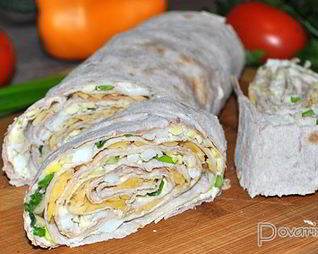 Закуска из лаваша с паштетом, яйцами и сыром