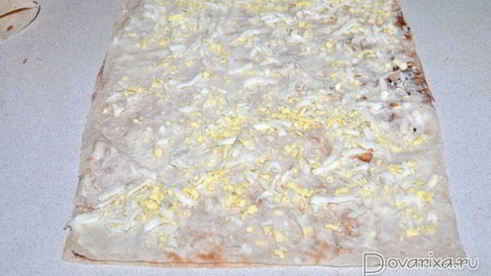 закуска из лаваша с паштетом, яйцами и сыром