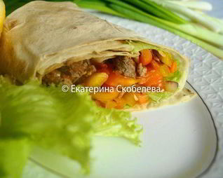 Закуска в лаваше с сочной говядиной и овощами