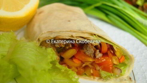 закуска в лаваше с сочной говядиной и овощами