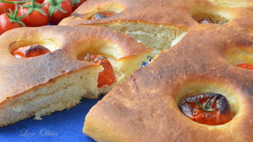 Рецепт ароматной фокаччи с помидорками черри и чесночным маслом