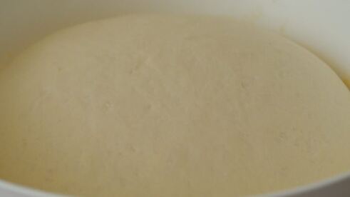 ароматная фокачча с помидорками черри и чесночным маслом