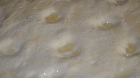 ароматная фокачча с помидорками черри и чесночным маслом