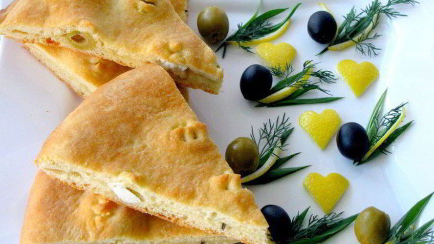 Рецепт двухслойной фокаччи с оливками и молодыма сырома
