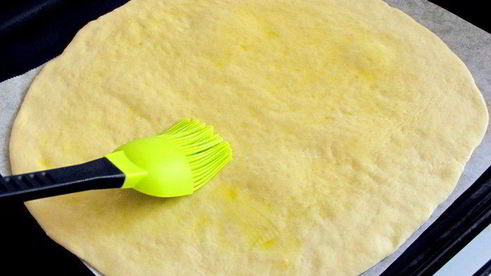 двухслойная фокачча с оливками и молодым сыром