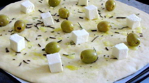 двухслойная фокачча с оливками и молодым сыром