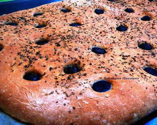 Фокачча из муки двух сортов с маслинами и травами