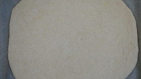 фокачча из муки двух сортов с маслинами и травами