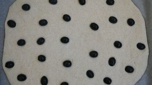 фокачча из муки двух сортов с маслинами и травами