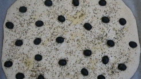 фокачча из муки двух сортов с маслинами и травами