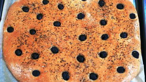 фокачча из муки двух сортов с маслинами и травами