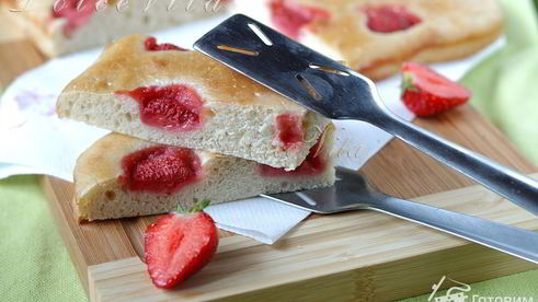 фокачча с клубникой