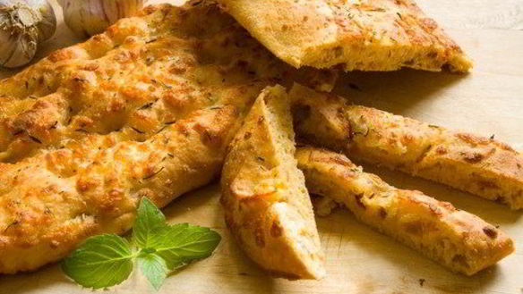 Рецепт Фокаччи с печеным чесноком, зеленым луком и сыром проволоне